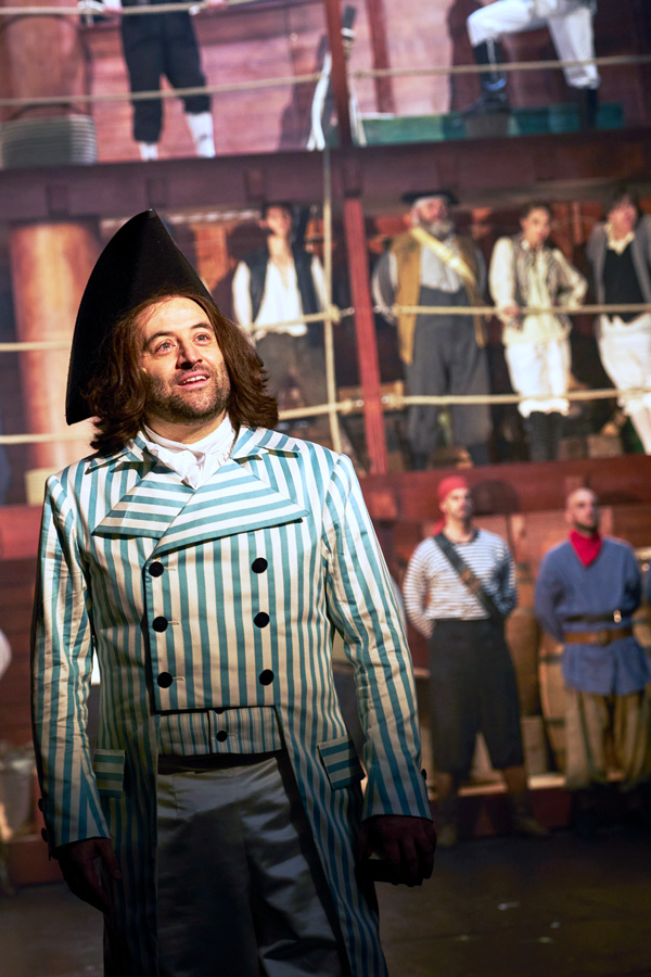 An Bord: Captain Gunther Eckes und Komparserie © Tommy Hetzel