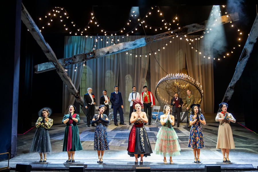 Nina Bezu, Ensemble © Christian Husar/Bühne Baden