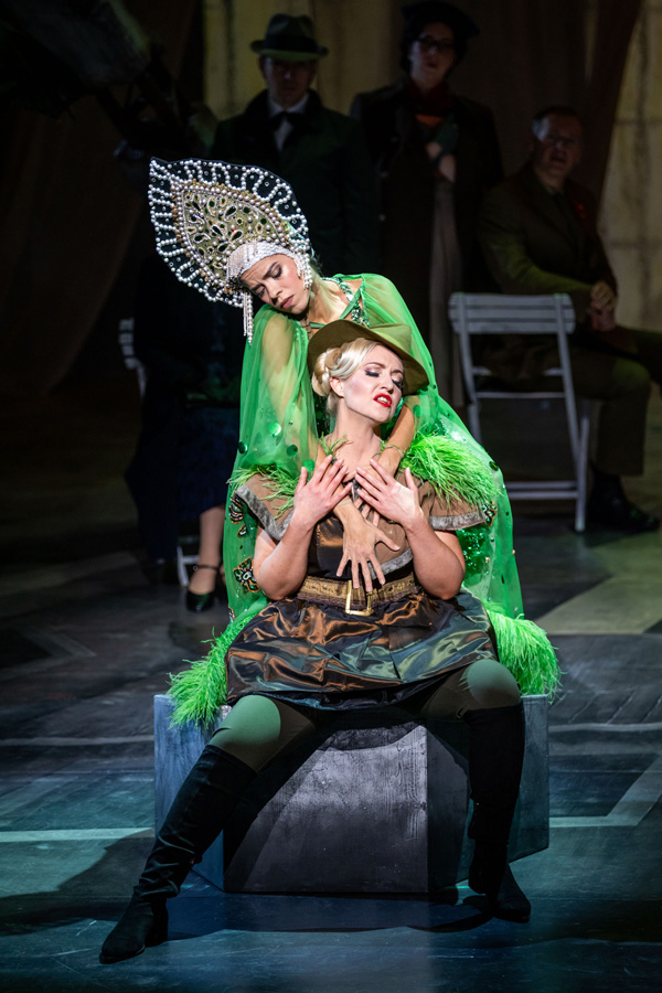 Nina Bezu, Patricia Brandao Moura © Christian Husar/Bühne Baden