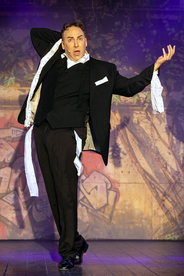 Jürgen Kapaun als Pompfüneberer © Bettina Frenzel