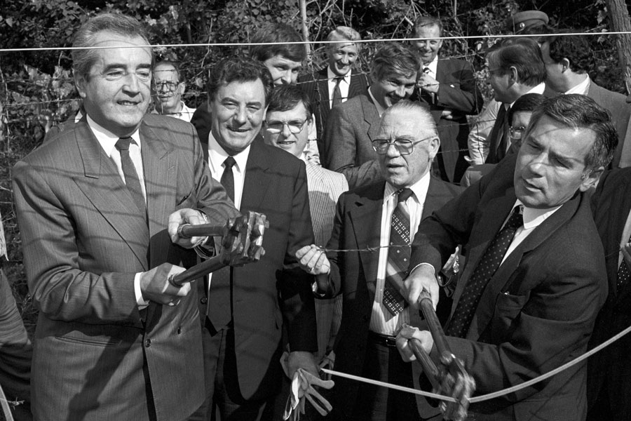 Der österreichische Außenminister Alois Mock und sein ungarischer Amtskollege Gyula Horn