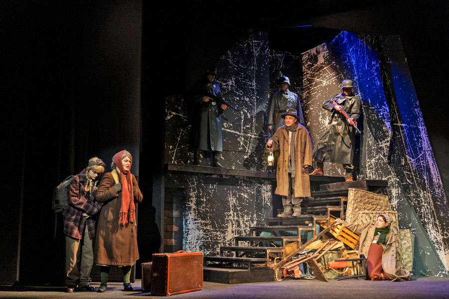 Fanny Alma Fuhs, Christina Saginth, Michael Reiter; Eric Lingens, David Stöckl © Bettina Frenzel