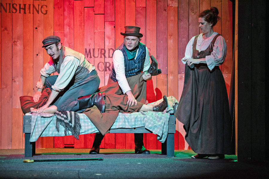 Thomas Marchart, Bernie Feit, Stephanie-Christin Schneider mit Opfer © Bettina Frenzel