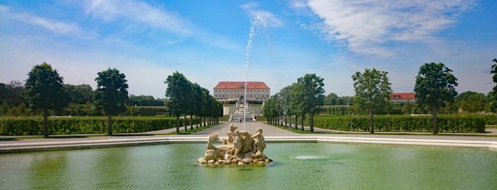 Schloss Hof von der untersten Terrasse des Schlossparks aus gesehen