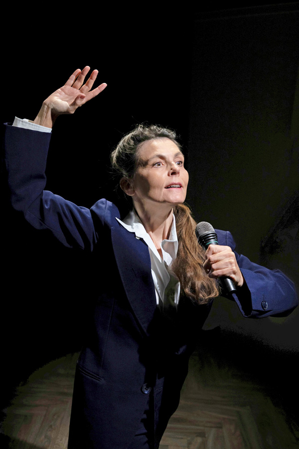 Michaela Ehrensstein als Charles Aznavour © Robert Peres