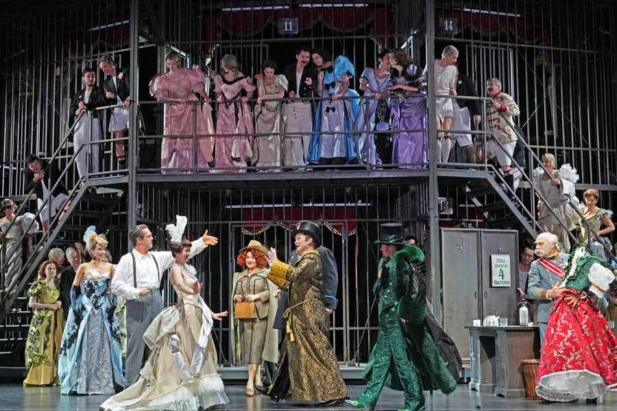 Esnemble im Gefängnis © Karl Forster