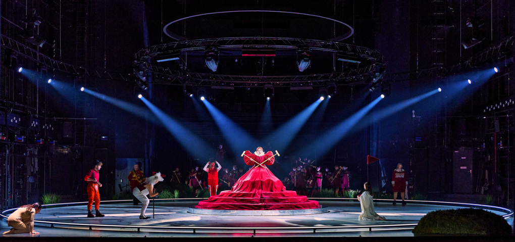 Álfheiður Erla Guðmundsdóttir (Alice), Andrew Watts (Weißes Kaninchen), Mandy Fredrich (Herzkönigin) Álfheiður Erla Guðmundsdóttir (Alice), Andrew Watts (Weißes Kaninchen), Mandy Fredrich (Herzkönigin)