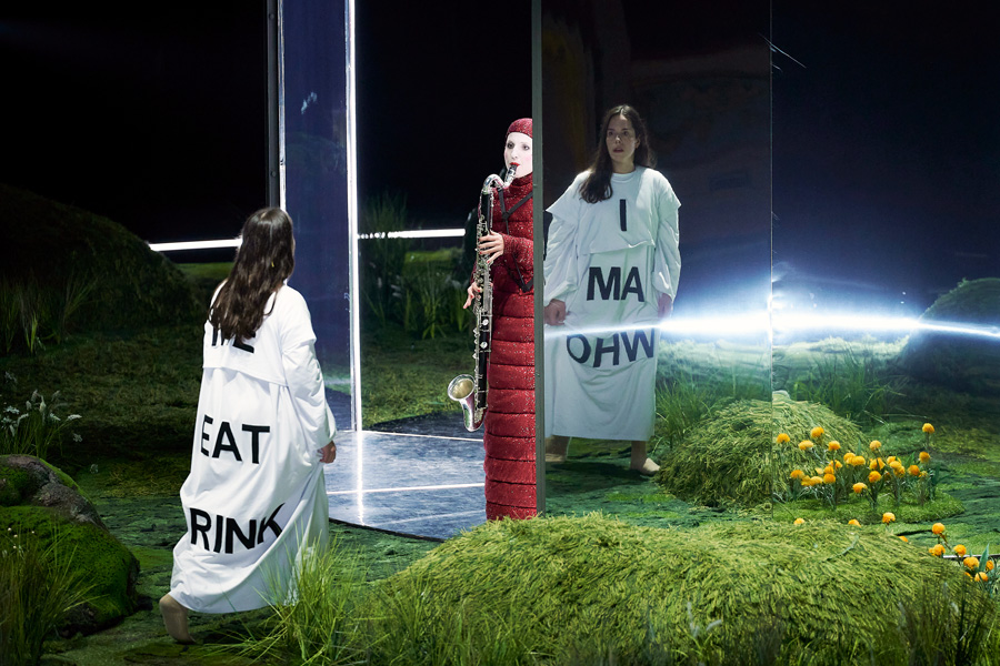 Álfheiður Erla Guðmundsdóttir (Alice), Teresa Doblinger (Raupe) © Matthias Baus Álfheiður Erla Guðmundsdóttir (Alice), Teresa Doblinger (Raupe) © Matthias Baus