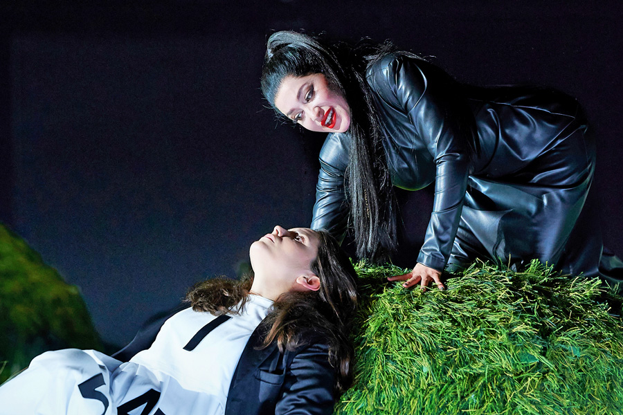 Álfheiður Erla Guðmundsdóttir (Alice), Juliana Zara (Grinsekatze) © Matthias Baus Álfheiður Erla Guðmundsdóttir (Alice), Juliana Zara (Grinsekatze) © Matthias Baus