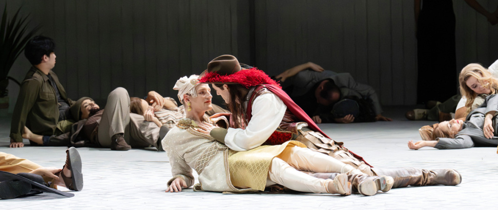 Federico Fiorio (Darío), David Oller (Juan de León), Arnold Schoenberg Chor © Monika Rittershaus Federico Fiorio (Darío), David Oller (Juan de León), Arnold Schoenberg Chor © Monika Rittershaus