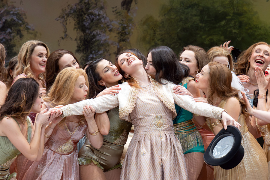 Marina Monzó (Benamor), Nuria Pérez (Cachemira), Arnold Schoenberg Chor © Monika Rittershaus Marina Monzó (Benamor), Nuria Pérez (Cachemira), Arnold Schoenberg Chor © Monika Rittershaus