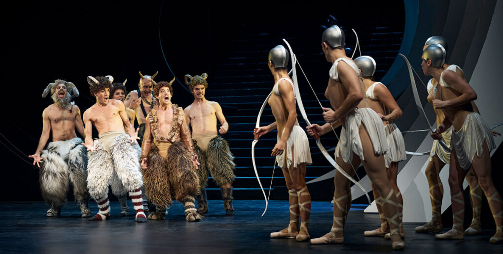 Jake Arditti (Satirino / Furia I), Juan Sancho (Pane), João Fernandes (Silvano), Tänzer Jake Arditti (Satirino / Furia I), Juan Sancho (Pane), João Fernandes (Silvano), Tänzer