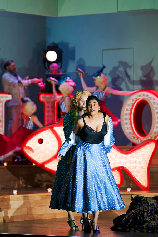 Stacey Alleaume (Luisa), Anna Goryachova (Clara), Ensemble © Werner Kmetitsch