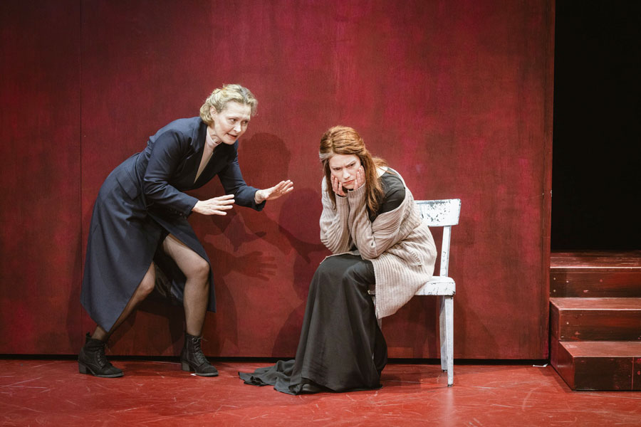 Emese Fáy (Amme Kennedy), Lisa Schrammel (Maria Stuart) © Anna Stöcher