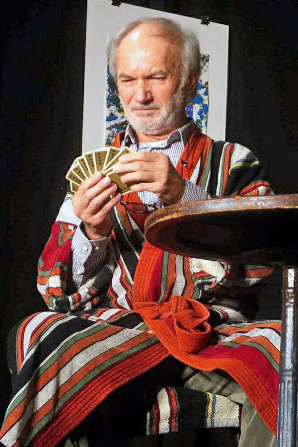 Johannes Terne als Weller mit der schlechten Karte © Herta Haider Johannes Terne als Weller mit der schlechten Karte © Herta Haider