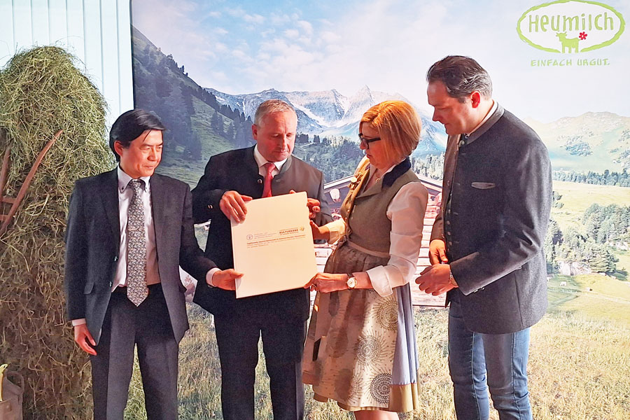 Yoshihide Endo, Karl Neuhofer, Christiane Mösl, Minister Norbert Totschnig mit Urkunde