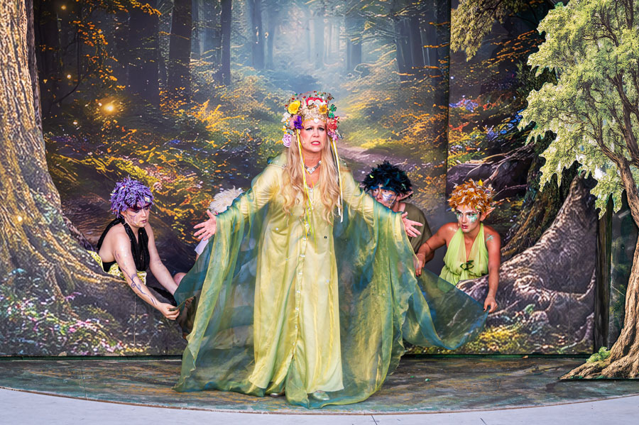 Susanna Hirschler als Titania mit Elfen © Johannes Ehn Susanna Hirschler als Titania mit Elfen © Johannes Ehn