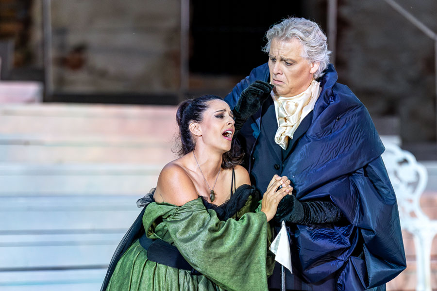 Violetta Valéry (Hila Fahima) und Giorgio Germont (Morten Frank Larsen) © Alexander Ch. Wulz