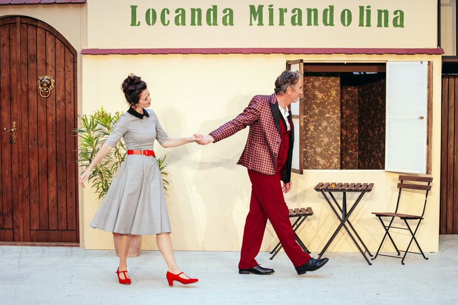 Am Ende wird geheiratet: Mirandolina (Pia Baresch) und Fabrizio (Hubert Wolf) © Fabian Steppan