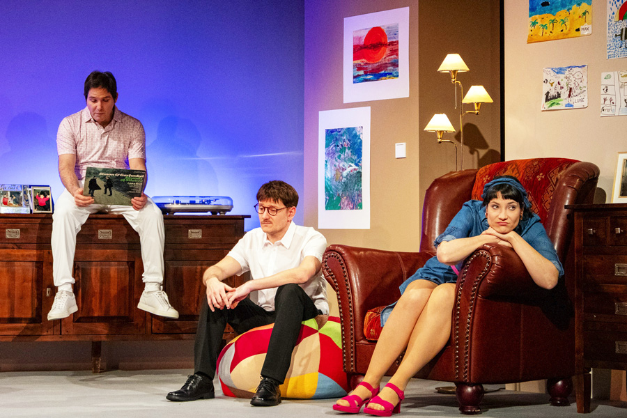 Wilhelm Prainsack, Lukas Meier, Viktoria Wais © Komödie am Kai/Andrea Eckstein Wilhelm Prainsack, Lukas Meier, Viktoria Wais © Komödie am Kai/Andrea Eckstein