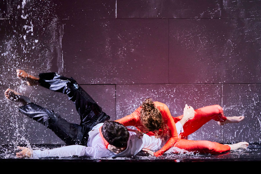 Frank Genser, Julia Riedler © Marcel Urlaub / Volkstheater 