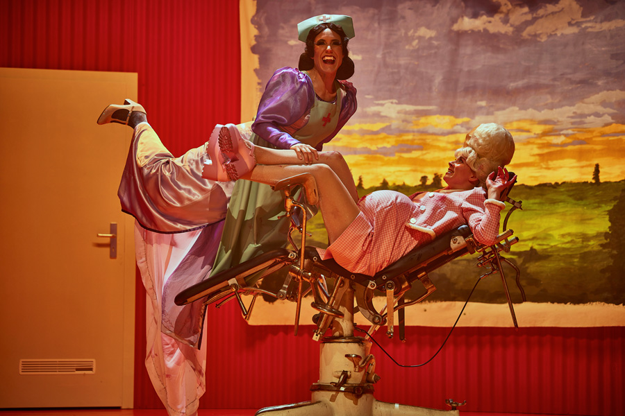 Annika Meier, Lavinia Nowak © Marcel Urlaub / Volkstheater 