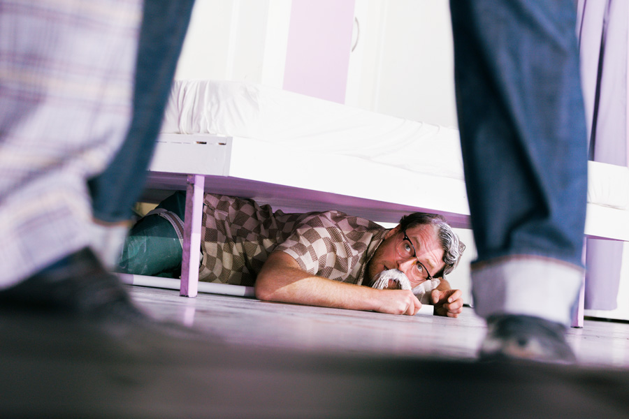 Unter dem Bett: Maximilian Pulst © Marcella Ruiz Cruz 