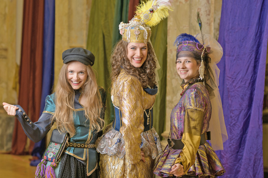 Lucia Miorin (Telli), Bianca Basler (Gültschöhra), Caroline Hat (Asya) © Andreas Svirak Lucia Miorin (Telli), Bianca Basler (Gültschöhra), Caroline Hat (Asya) © Andreas Svirak