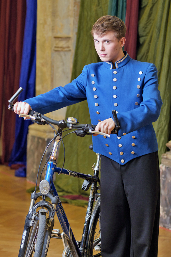 Hotelpage mit Tante Dschahans heißem Fahrrad © Andreas Svirak Hotelpage mit Tante Dschahans heißem Fahrrad © Andreas Svirak