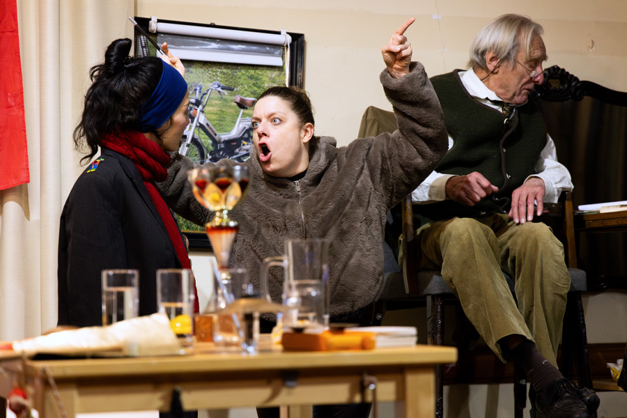 Miriam Strasser (Antifa), Isabella Knöll (Herta), Florentin Groll (Jürgen) © Thomas Lieser