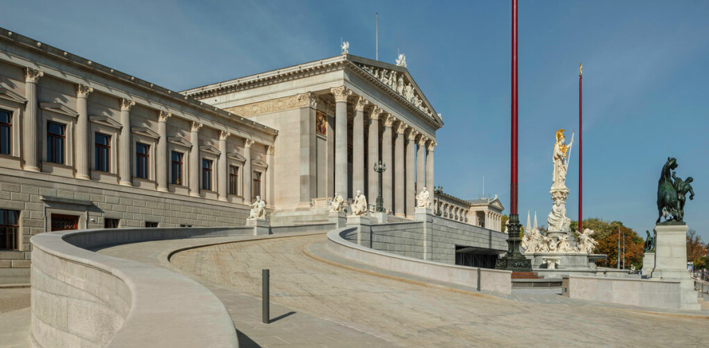 Renovierte Fassade. Blick über die Rampe zum Portikus © Parlamentsdirektion/Hertha Hurnaus 