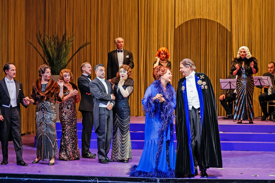 Verena Scheitz, Oliver Baier, Ensemble © Christian Husar/BuehneBaden