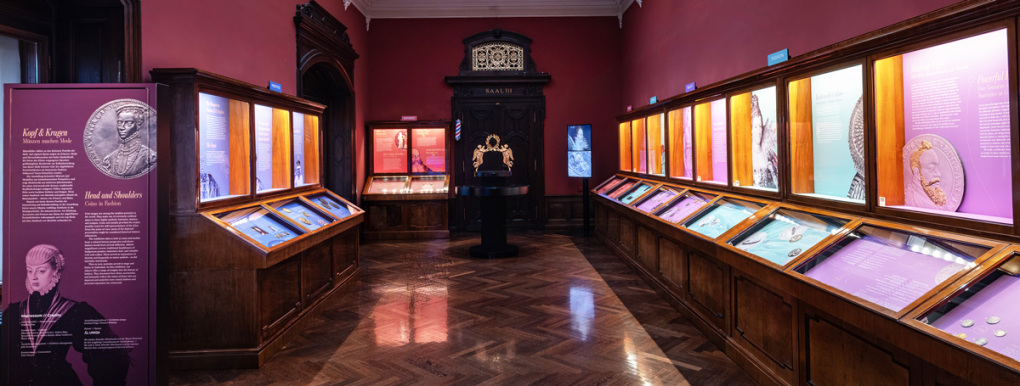 Kopf & Kragen, Ausstellungsansicht © KHM-Museumsverband, Foto Tom Ritter Kopf & Kragen, Ausstellungsansicht © KHM-Museumsverband, Foto Tom Ritter