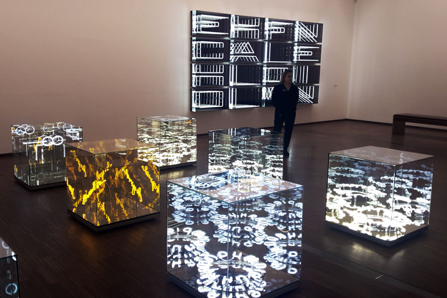 Brigitte Kowanz, Cubes, Installationsansicht