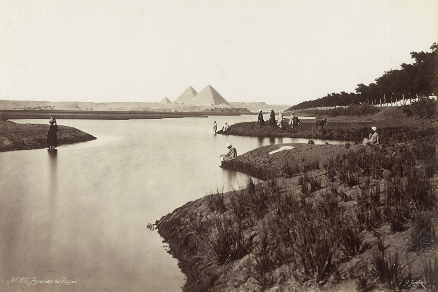 Pyramiden von Gizeh, im Vordergrund der Nil (Fotografie von P. Dittrich, um 1900) © ONB