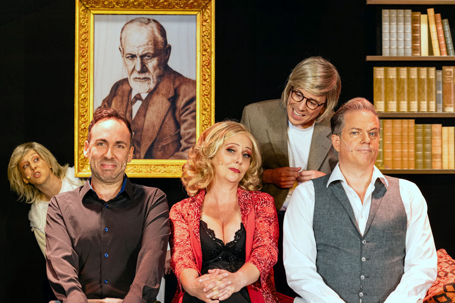 Das Ensemble in der Praxis von Dr. Joy © Bettina Frenzel