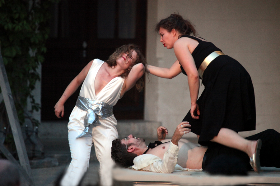 Zerlina (Lea Quortrup) und Donna Elvira (Barbara Angermaier) im Zweikampf um Don Giovanni