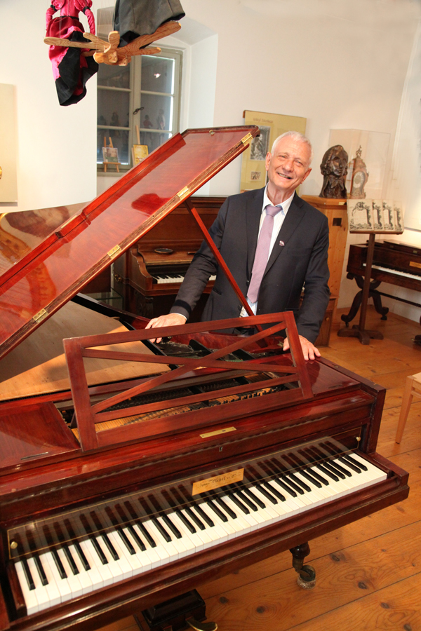 Adiolf Ehrentraud mit dem Flügel von Ignace Pleyel aus 1831 in seinem Pleyelmuseum in Ruppersthal