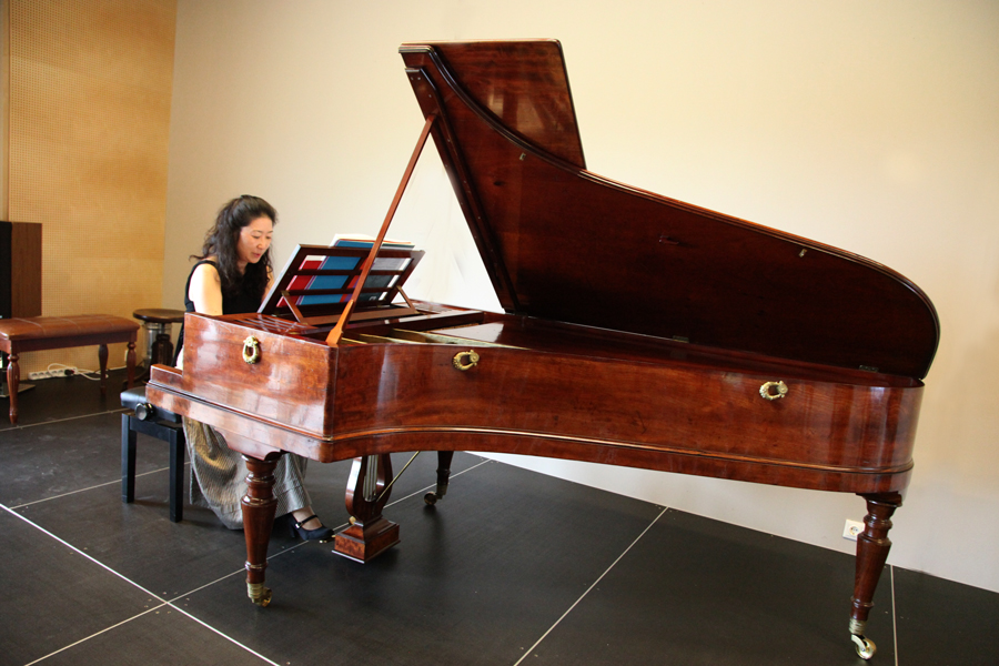 Junko Tsuchiya auf einem Hammerflügel, gebaut von Ignace Pleyel