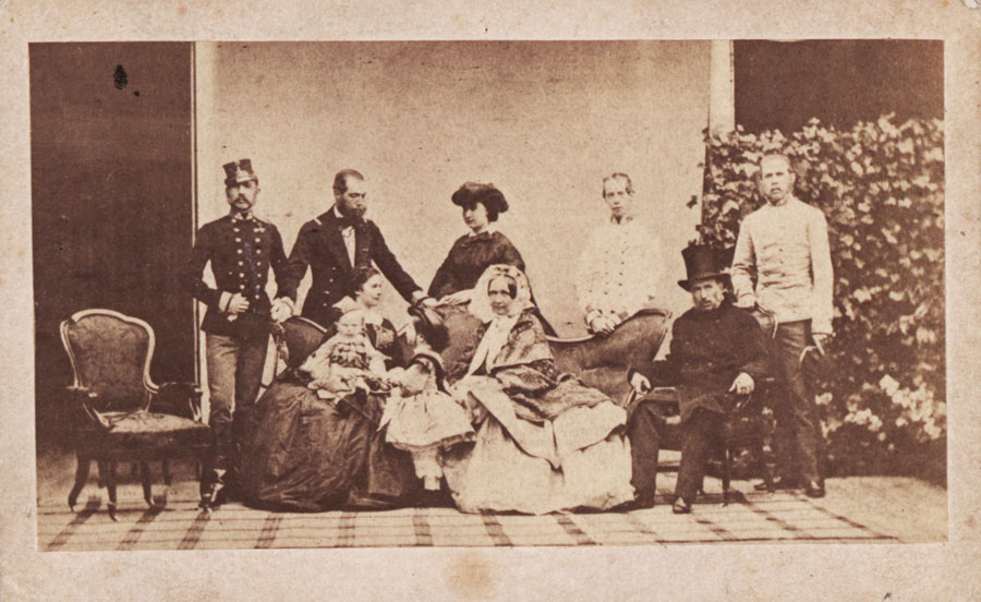 Ludwig Angerer (Fotograf), Die kaiserliche Familie auf der Schönbrunner Schlossterrasse, um 1860,