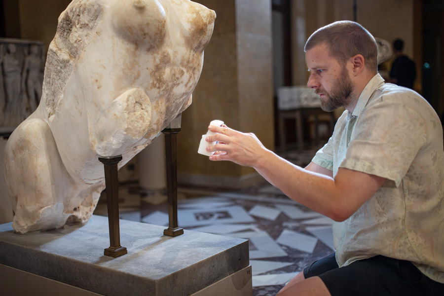 Oliver Laric beim Scannen der V_i_e_r_k_öp_f_i_g_e_n_ _S_p_h_i_n_x © KHM-Museumsverband, Oliver Laric beim Scannen der V_i_e_r_k_öp_f_i_g_e_n_ _S_p_h_i_n_x © KHM-Museumsverband,