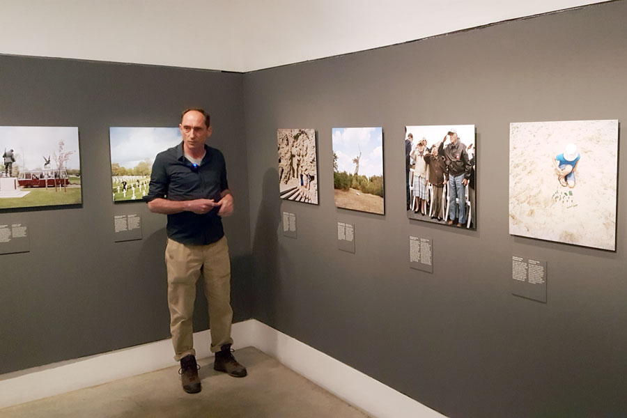 Roger Cremers in der Ausstellung 