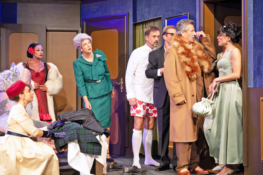 Carmen darf nicht platzen, Ensemble © Robert Peres Carmen darf nicht platzen, Ensemble © Robert Peres