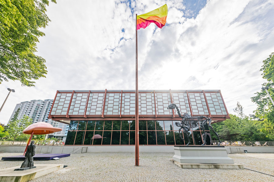 Jonathan Monk, WEST WIND, 2025, raising flags, Foto: Johannes Stoll / Belvedere, Wien  