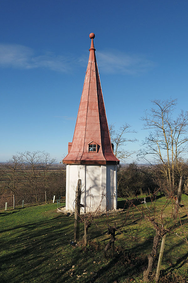 Kirchturmspitze auf dem Kellerberg von Wildendürnbach © Thomas Ruzicka