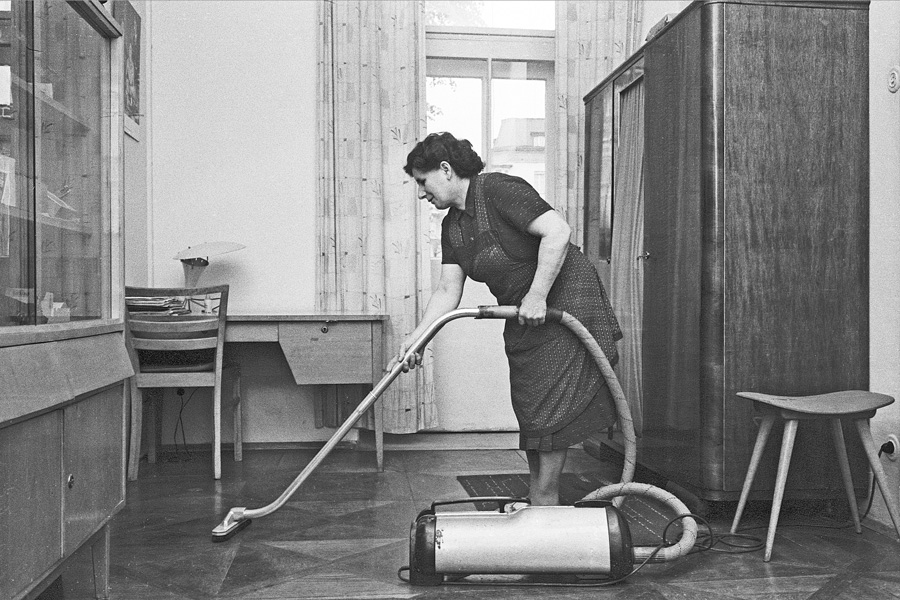 Bezahlte oder unbezahlte Arbeit? Frau beim Reinigen des Bodens, 1965, ohne Ort (Steiermark)