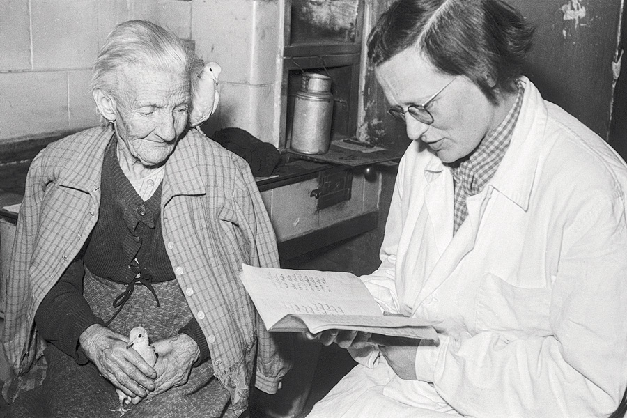 Mobile Betreuung durch eine Krankenpflegerin der Caritas, ohne Ort (Steiermark), 1953