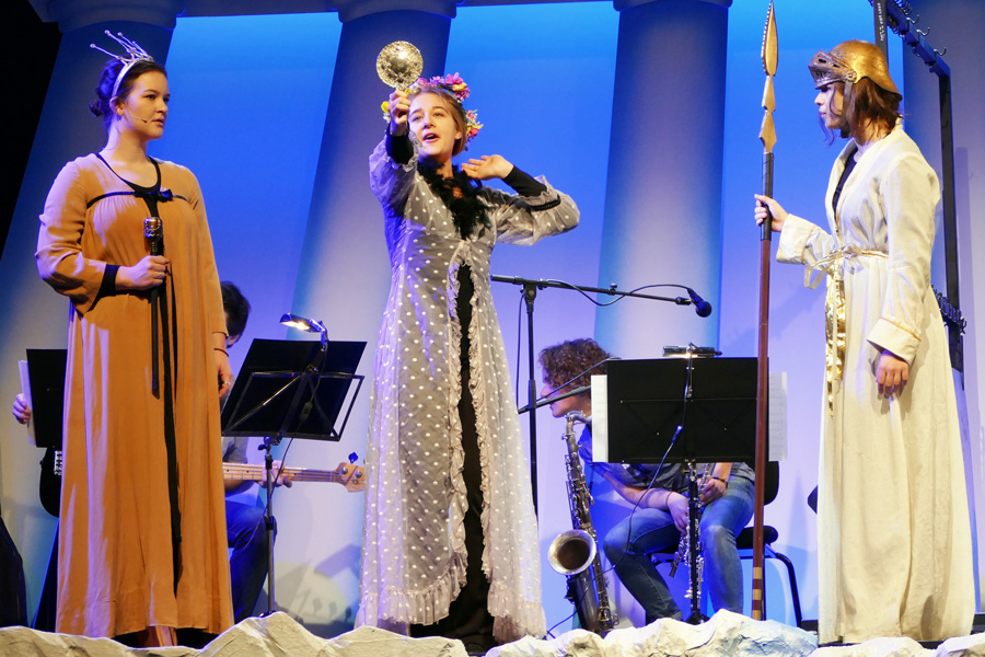 Anna Overbeck (Hera), Julia STurzlbaum (Aphrodite), Vivienne Dejon (Athene) © Daniel Große Boymann