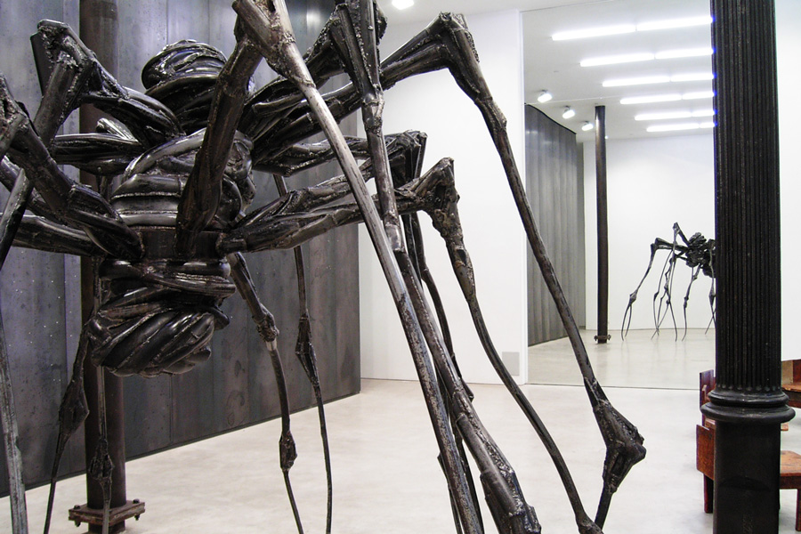Helmut Lang, Interieur des Helmut Lang Design Studios mit Spider Couple (2003) von Louise Bourgeois Helmut Lang, Interieur des Helmut Lang Design Studios mit Spider Couple (2003) von Louise Bourgeois