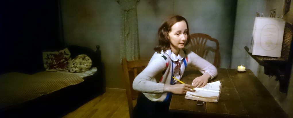 Anne FRank beim Tagebuchschreiben in ihrem Versteck